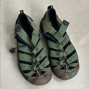 Keen kids size 4 Green and Black camo Outdoor Sandals